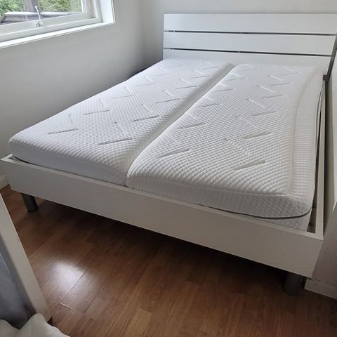 Komplett seng med allt av madrasser nypris ca 20000 totalt