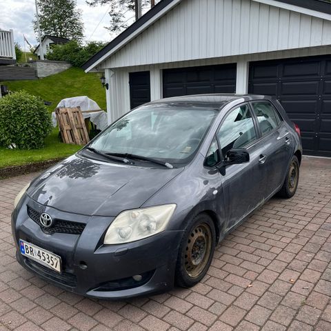 Toyota Auris disel 2007 mod selges som delebil.