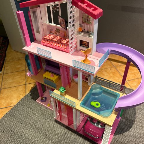 Barbie Dreamhouse med bil.