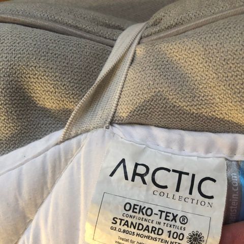 Seng med gavl 180x200cm merket Arctic.