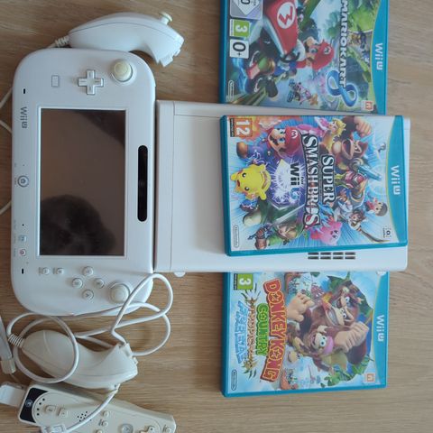 Wii U m/ 2 kontroller og 3 spill