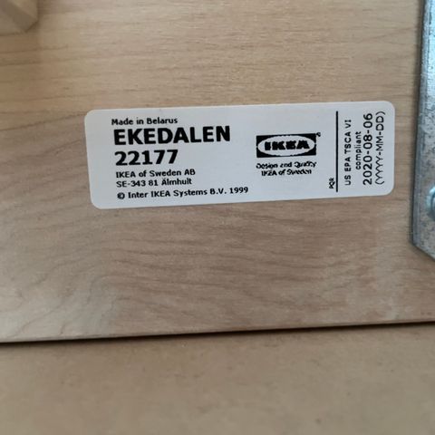 We are selling a used IKEA-EKEDALEN dining table.