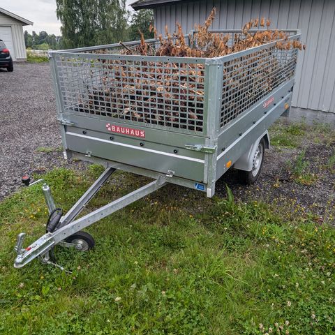 Kjekk tilhenger med gitter og presenning (EASYLINE ES250S UB 750KG)