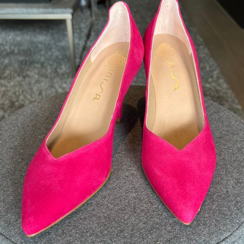 Nye fuchsia fargede semskede pumps fra Unisa