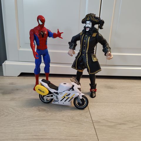 Spiderman, Kaptein Sabeltann, motorsykkel