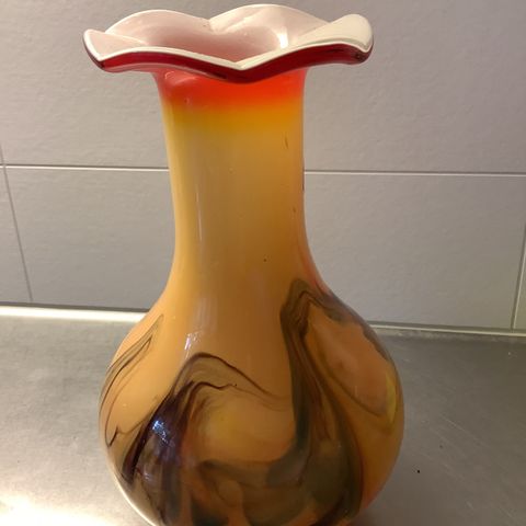 Eldre vakker blomstervase i kunstglass