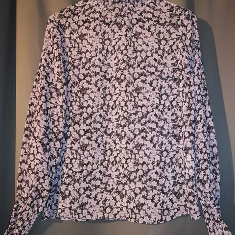 Bluse fra Gina Tricot i str. 34