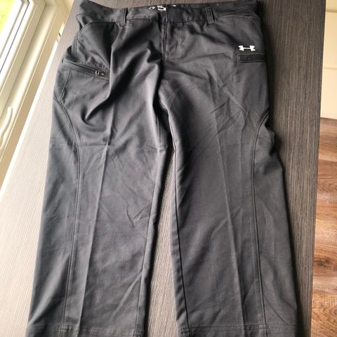 Ubrukt svart Under Armour golf capri bukse i str. 40 / US 10