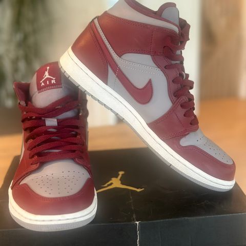 Air Jordan 1MID selges