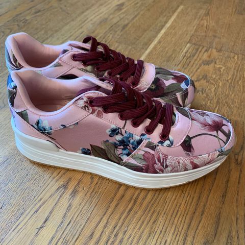 Ubrukte sneakers m/blomstermønster