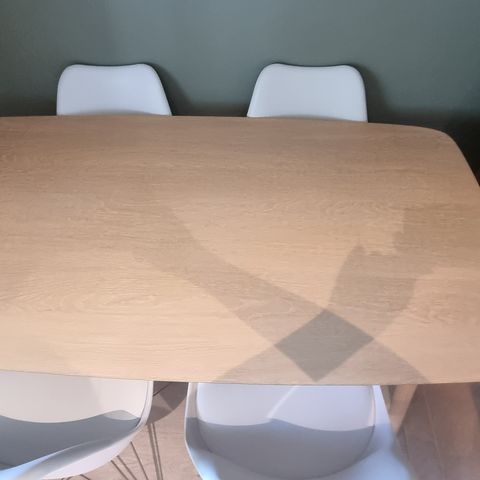 Perfekt til hybel/leilighet! Supert spisebord i Eikefinèr + 4 spisestoler selges
