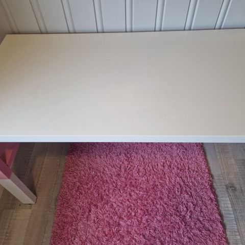 Pent brukt skrivebord/pult fra Ikea.