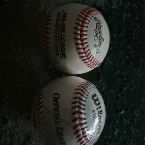 2 amerikanske baseballer (Wilson og R!wlings)