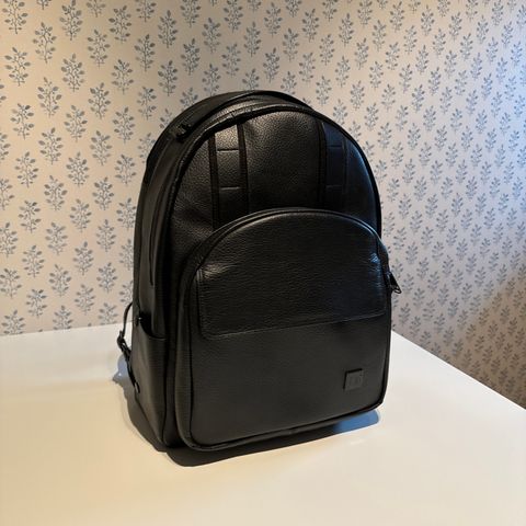 DOUCHEBAGS THE ARTIST 22L BACKPACK BLACK