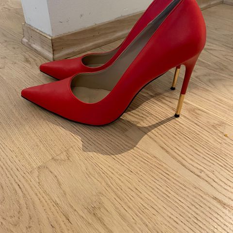 Røde sko til salgs.