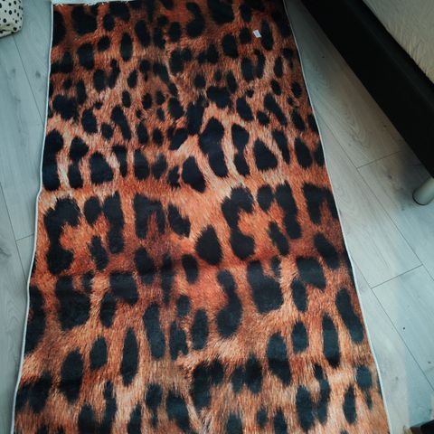 Pent og stillig teppe med tiger/leopard mønster gis bort, sammen med andre ting
