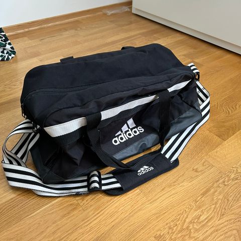 Liten Adidas treningsbag