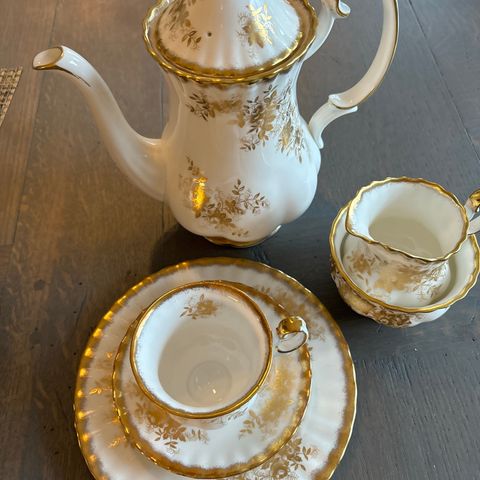 Royal Albert Antoinette