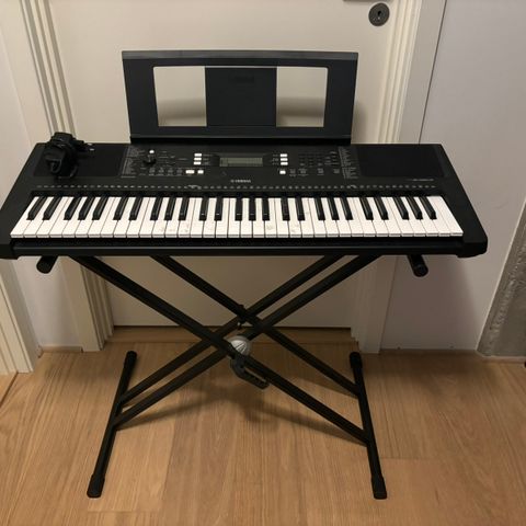 Yamaha PSR e363 keyboard med stativ og notestativ