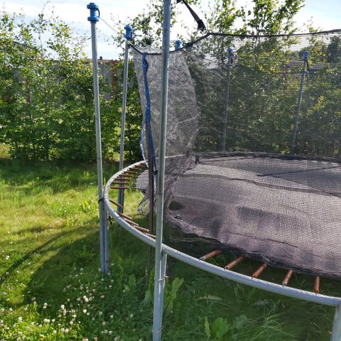 Stor trampoline Ca. 4m Ø selges billig med sikkerhets nett
