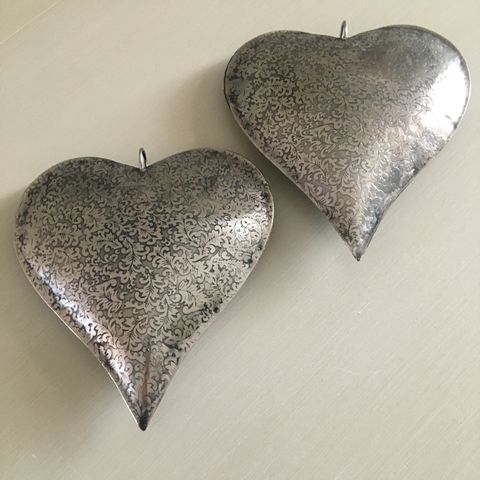 2 Hjerter i metall - Dekor t oppheng