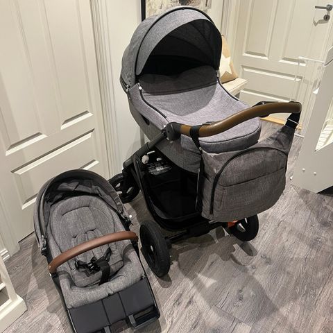 Stokke Trailz  Black Melange med stelleveske.