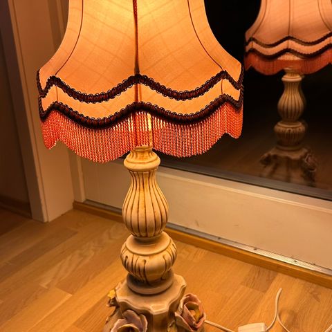 Delikat vintage lampe i Capodimonte stil selges