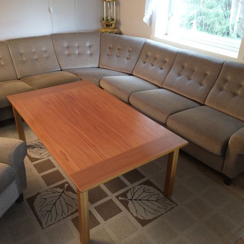 Møbelgruppe, bue-sofa, stol, bord og teppe selges