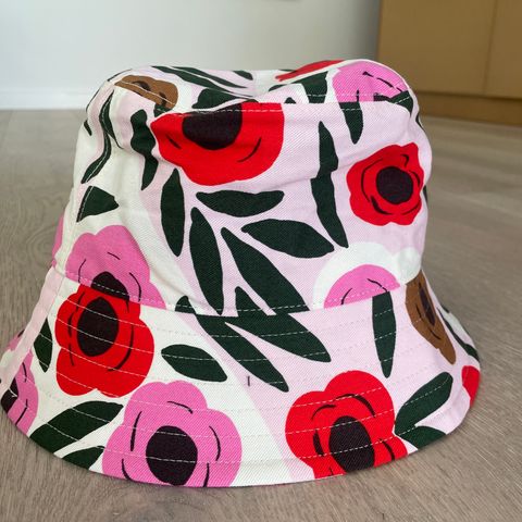 Herlig bøttehatt fra Marimekko x Uniqlo