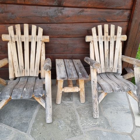 To stoler pluss settebord i cedertre fra Lakeland Mills