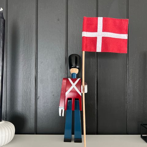 Ny Kay Bojesen fanebærer med flagg selges