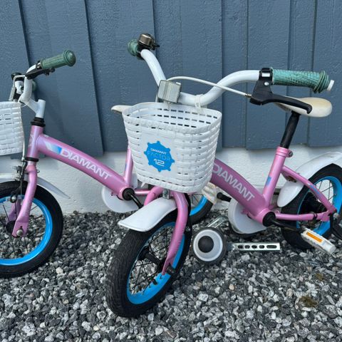 En sykkel med støttehjul (den andre er solgt)