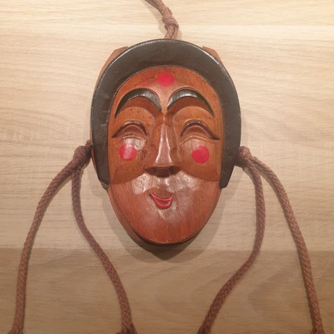 Dekorativ gammel Koreansk treskjært maske selges kr 200,-