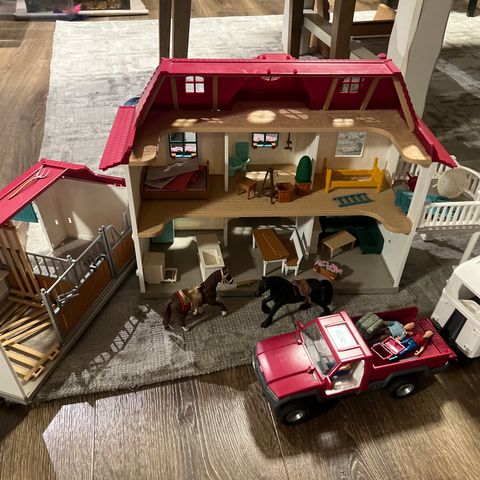 schleich horse Club stall og hus.