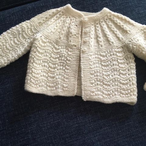 Nystrikket cardigan til baby