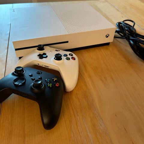 Xbox one s med to kontroller 1tb