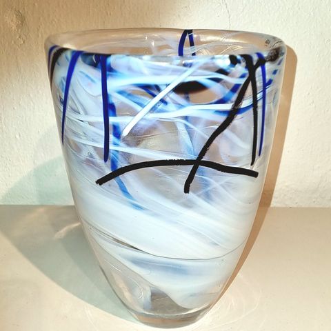 Kosta Boda "Contrast" vase i hvitt, Formgitt av Anna Ehrner i 2004