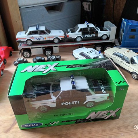 Welly Politi Volvo 240 1/24 byttes mot rød/blå/hvit personbil i samme serie