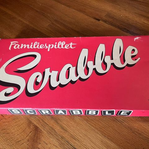 Gammelt spill Scrabble - brikker og stativ av tre