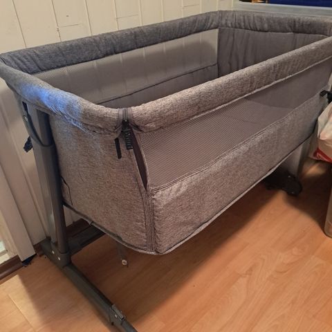 Yngri - Tova bedside crib, Grå.