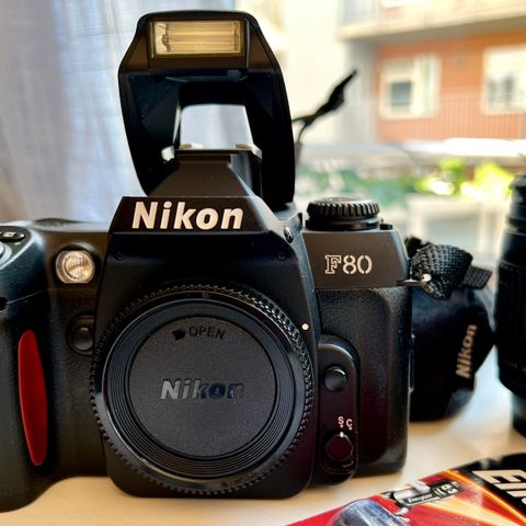 Nikon F80 + 3 objektiver: 35mm prime, 28-80mm, 70-300mm ++