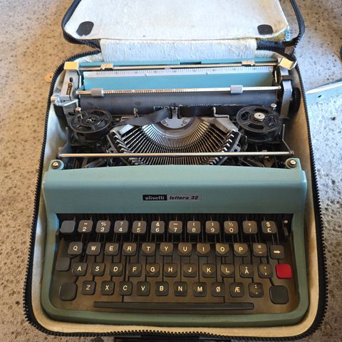 Olivetti Lettera 32 skrivemaskin