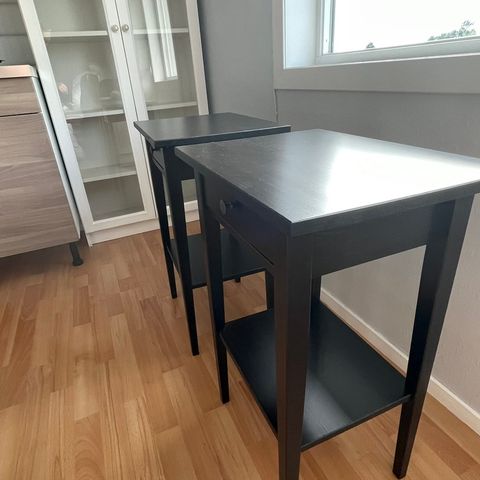 To stk svarte IKEA Hemnes nattbord selges for 150,- pr stk