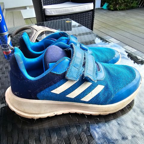 Adidas sko med borrelås