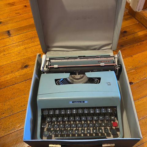 Olivetti Lettera 32 skrivemaskin