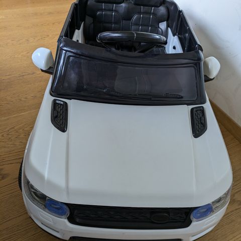 Hvitt elektrisk bil til barn