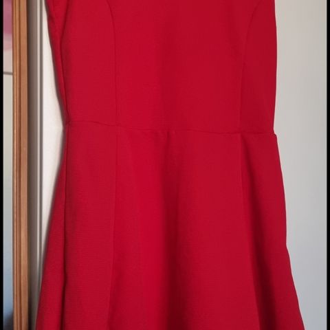 Nydelig rød kjole selges!