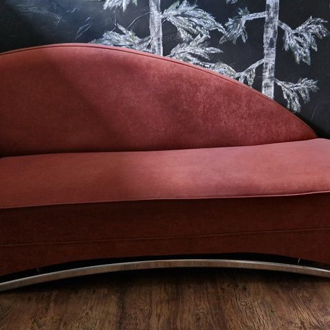 Sjeselong sofa i fargen rust