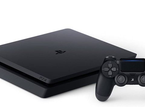 Playstation 4, følger med 2 kontrollere