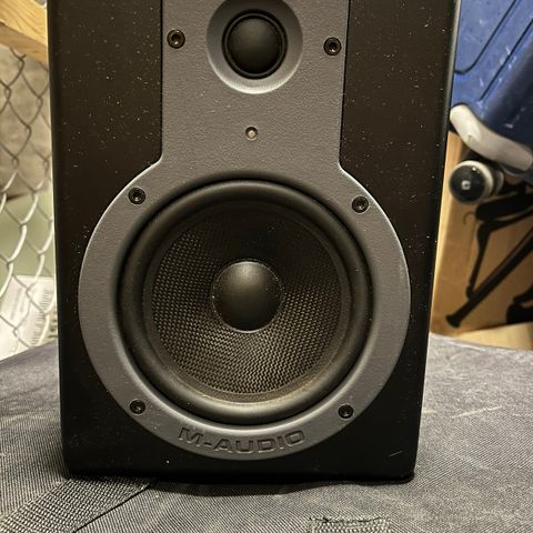 M Audio Aktiv subwoofer og 5 aktive høytalere